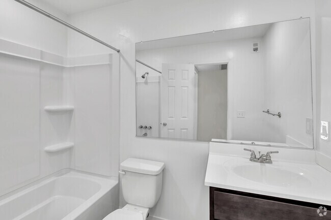 1BR, 1BA - 1,000SF - The Maury - Bathroom