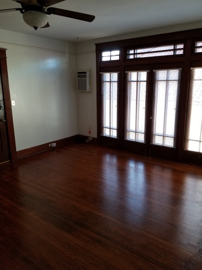 Living room - 2231 Marengo St Apartment Unit C