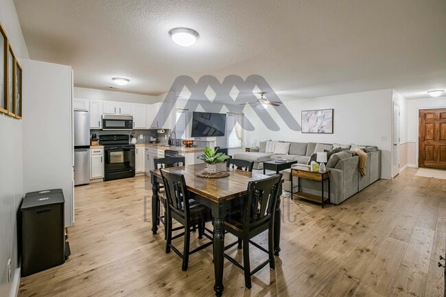 Photo - 17 Raintree Way