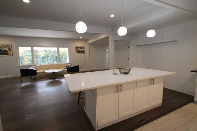 421 Lakeside Dr