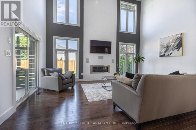 Photo - 962 Moy Cres