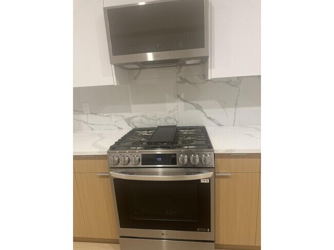 Photo - 6983-6204 204 St