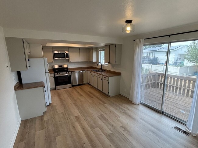 Photo - 692 W 1400 S