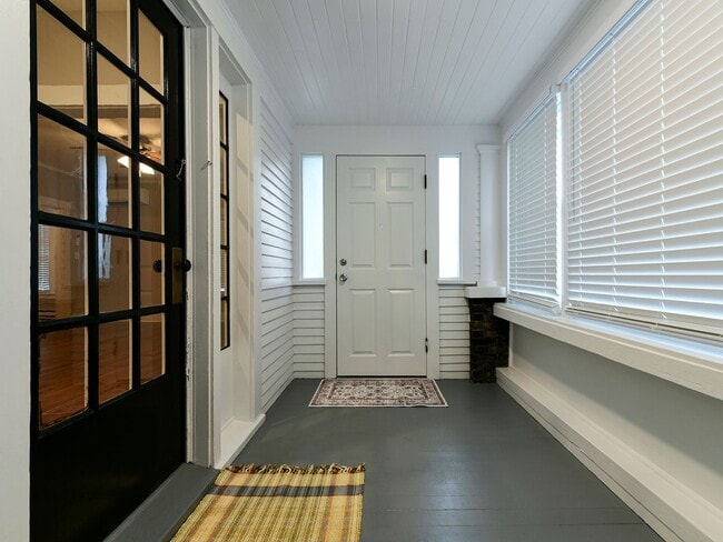 Photo - Beautifully Remodeled 2 Bedroom Craftsman Home near Downtown Auburn