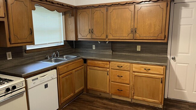 2325 McCracken Dr