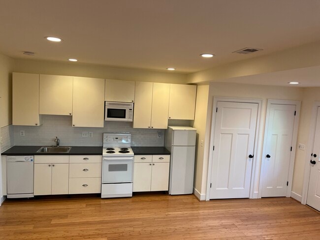 Cocina - 2726 N Harrison St Unidad Basement