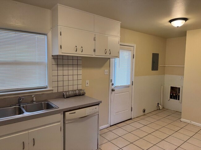 Photo - 2821 61st St