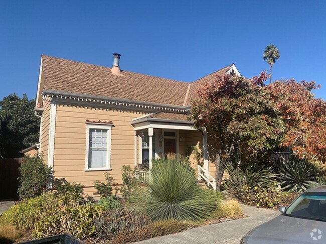 Building Photo - 2 Bedroom 2 Bathroom Single Family Home in...