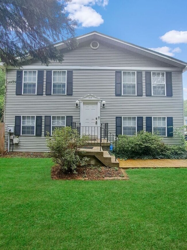 Gorgeous End Unit 2-Level Townhome in Wald... - Gorgeous End Unit 2-Level Townhome in Wald...