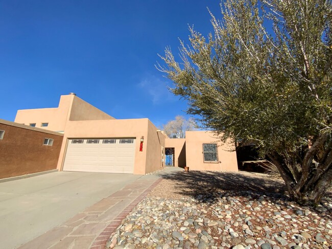 3 Bedroom Townhome Available Near Tramway ... - 3 Bedroom Townhome Available Near Tramway ...