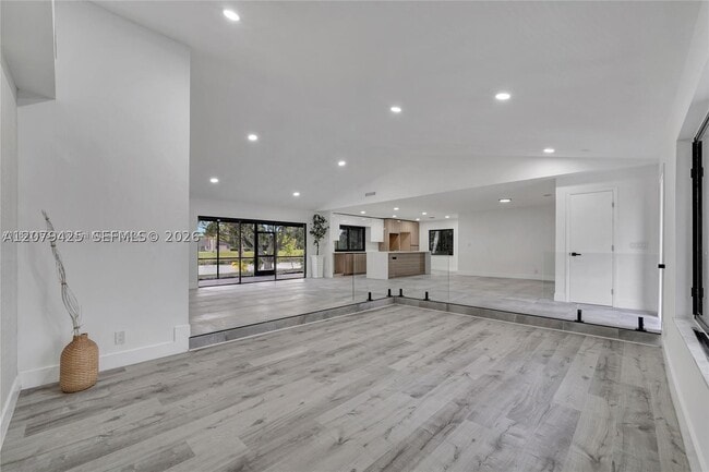 3352 Lakeview Dr