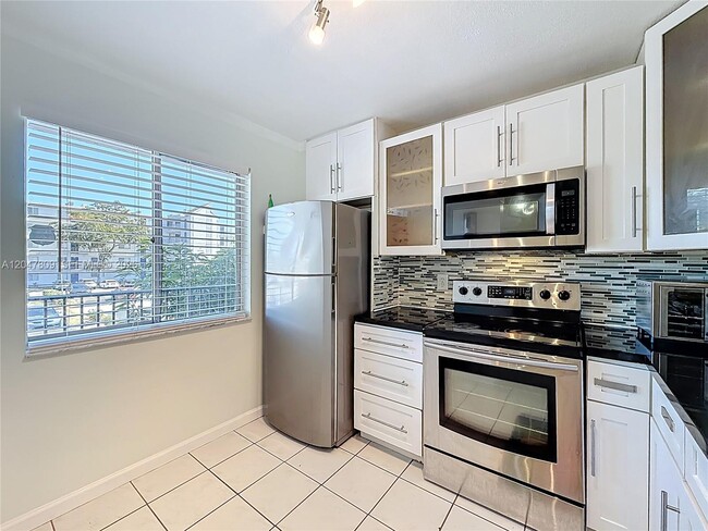 Photo - 8740 N Sherman Cir Unit 206