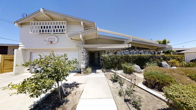 Photo - POOL house! BIG rooms! 8 Bedrooms