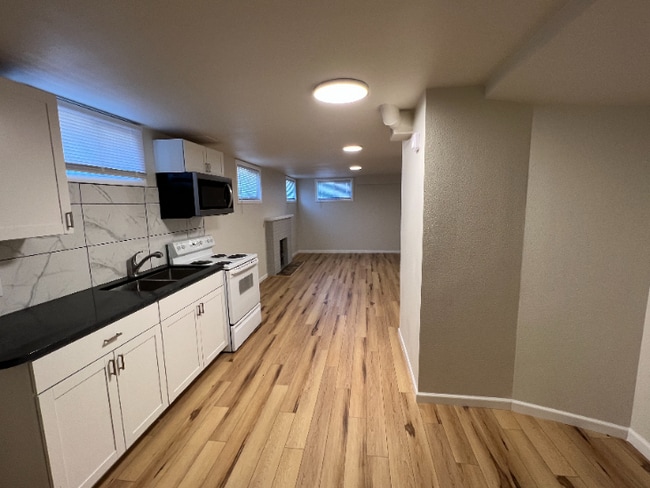 Building Photo - Spacious One Bedroom Ready Now! Unit B