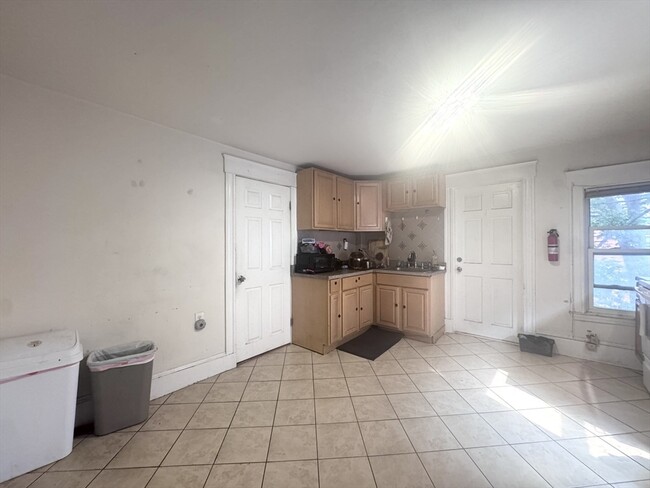 Building Photo - 95 Boylston St Unit 3R