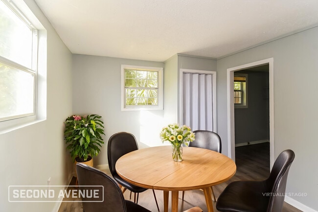 Photo - 7333 Roslyn Rd