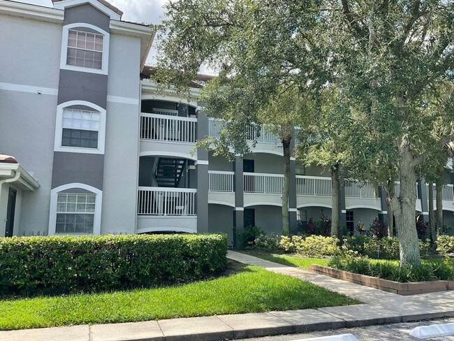 Building Photo - Available now!  Gated Community in Hunters...