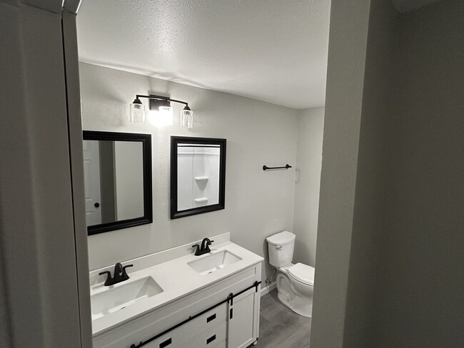 Brand new bathroom remodel. Everything new. - 6911 Royal Ct Casa Adosada