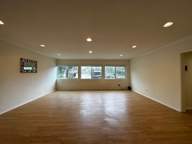Living Room - 1015 N Michillinda Ave Unidad 109