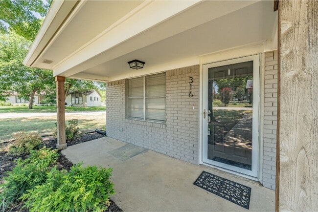 Photo - 316 W 3rd St