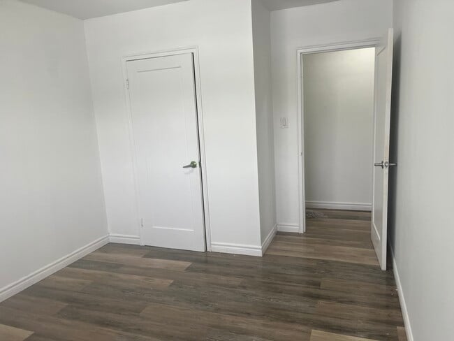 Building Photo - 21 Stirling Ave S Unit 20