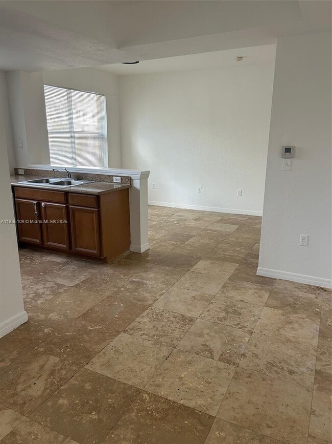 Building Photo - 953 SW 10th St Unit 2 Rental