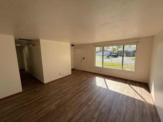 Photo - 1488 Palace Dr NE