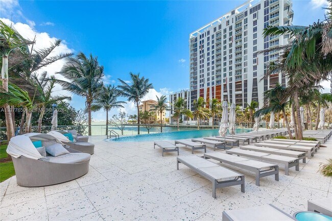 Photo - 460 NE 28th St Unidad 607