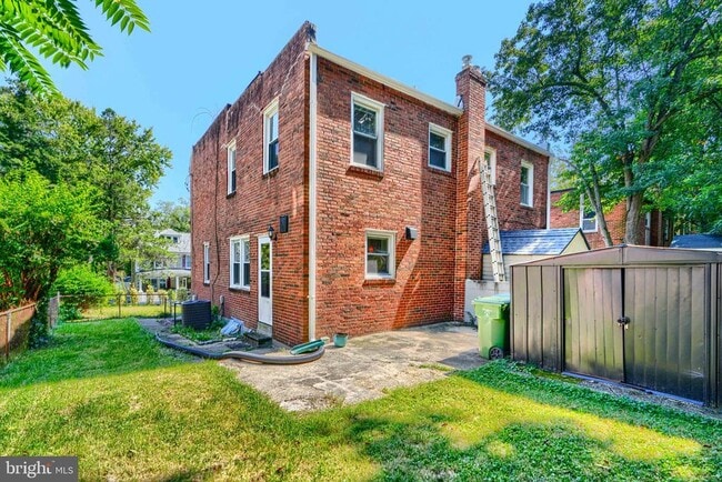 Photo - 6110 Everall Ave