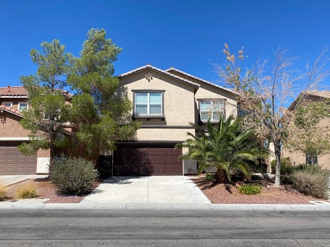 Building Photo - Beautiful 6 bed/3 bath home located in the...