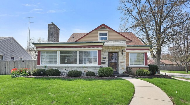 Front of House - 7102 Pershing Blvd Casa Adosada