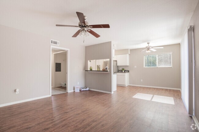 2 habitaciones, 1 baño, 863 pies cuadrados, sala de estar - Lake Houston Pines