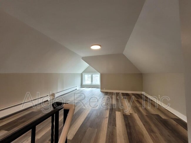 Photo - 133 Winifred St W