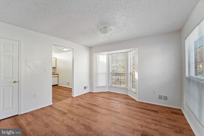 Photo - 194 Darwin Ln