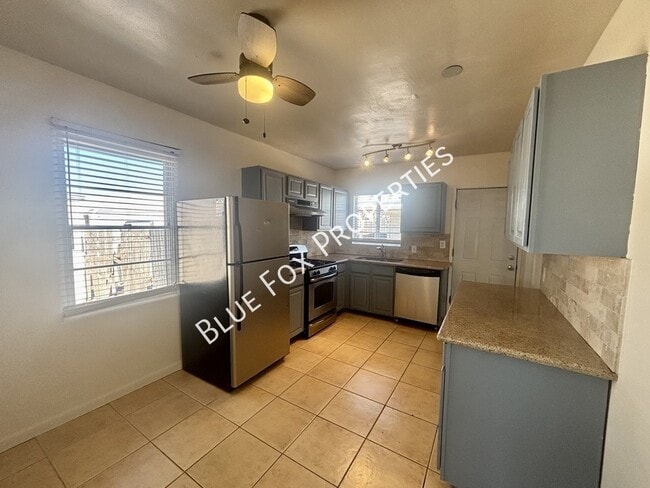 Photo - 925 E Adams St