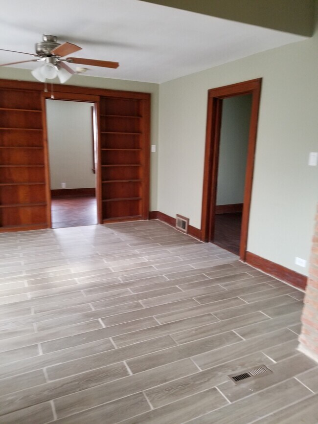 2 full sized bedrooms - 211 E 161st Pl Unit 2