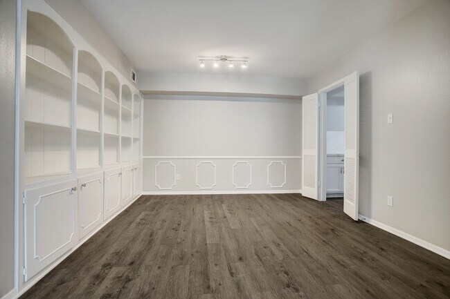 Photo - 353 N Post Oak Ln Unidad True