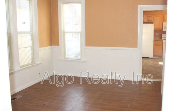 Photo - 861 Marion St