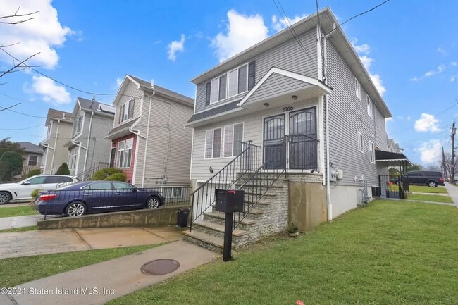 2766 Richmond Ter