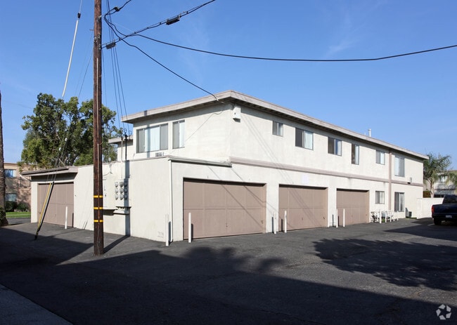 Primary Photo - Courtyard Apartments