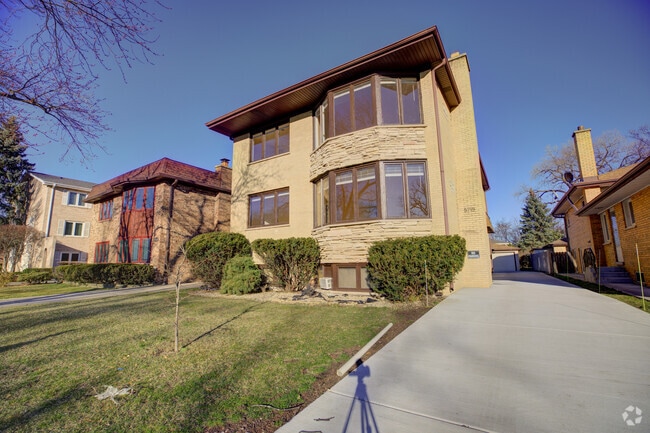 Building Photo - 5715 N Cicero Ave Rental