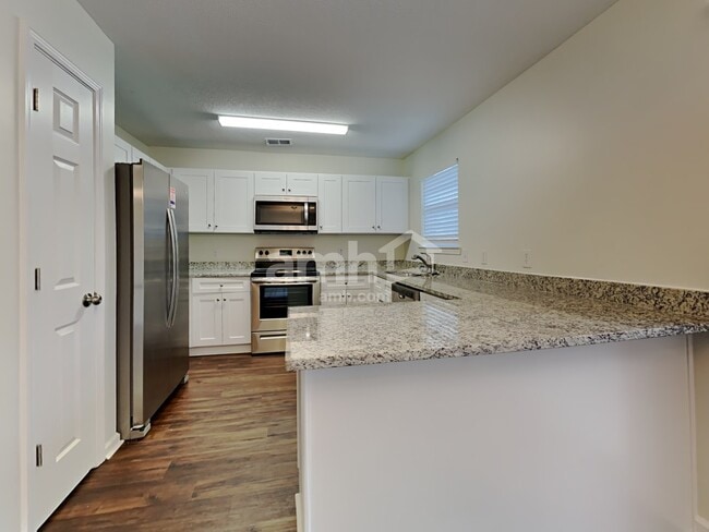 Photo - 310 Oxford Cir