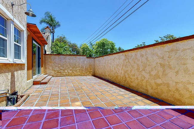 Photo - 301 N Janss St