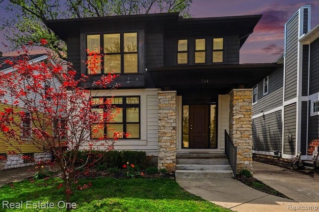 Building Photo - 714 E University Ave