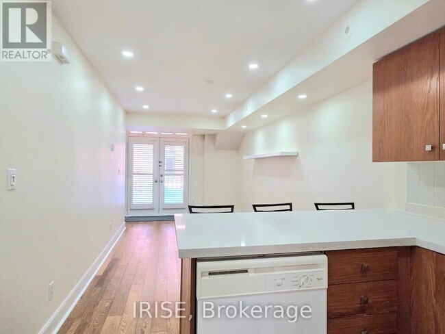 Photo - 415 Jarvis St