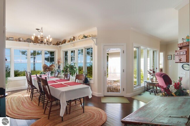 Photo - 10512 Lakeshore Rd