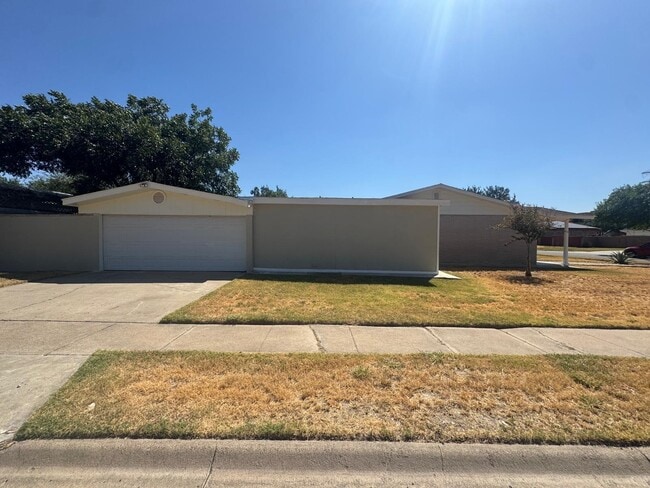 Photo - 302 Huisache Dr