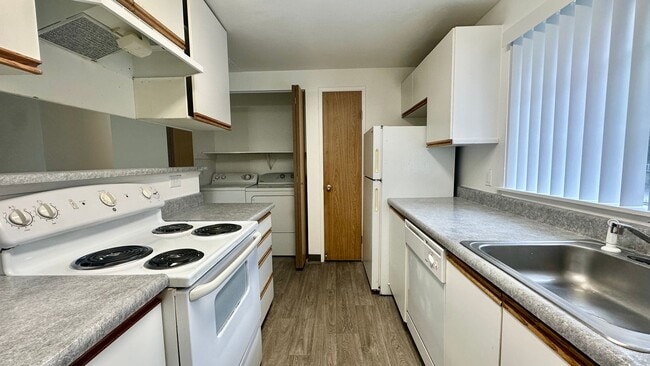 Kitchen - Clearwater Ridge Apartments