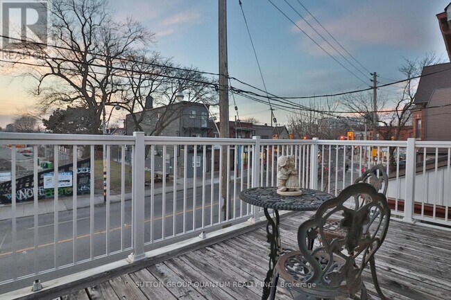 Photo - 803 Lansdowne Ave Unité Main