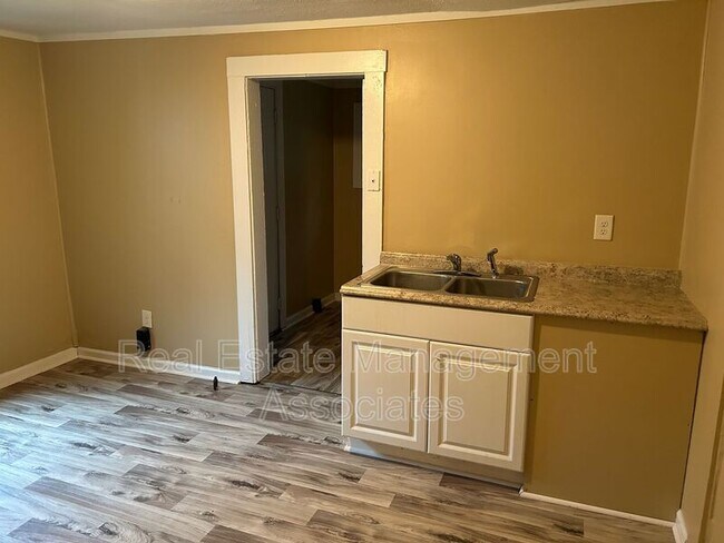 Photo - 840 Friedman St